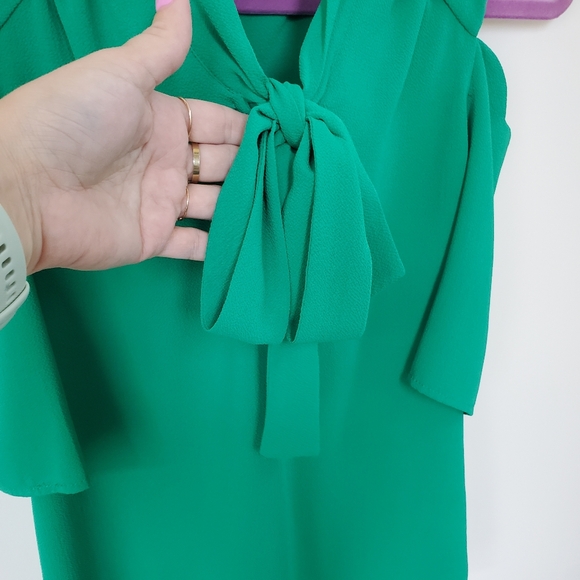 NWOT- Monteau Gorgeous Kelly Green- cold shoulder top sz.SMALL - Picture 4 of 7